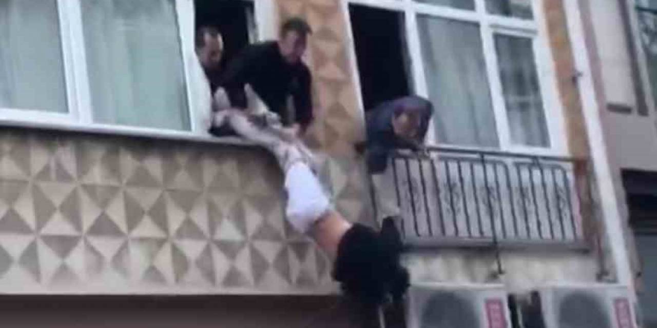 Pendik’te Hastaneden Ellerinde Kelepçelerle Kaçan Şahıs Saklandığı Evin Camında Asılı Kaldı