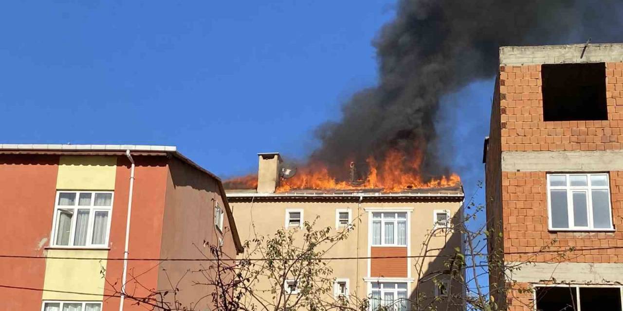 Sultanbeyli’de Apartman Çatısı Alev Alev Yandı