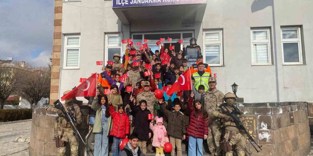 Jandarma Personeli Çocuklarla Buluştu