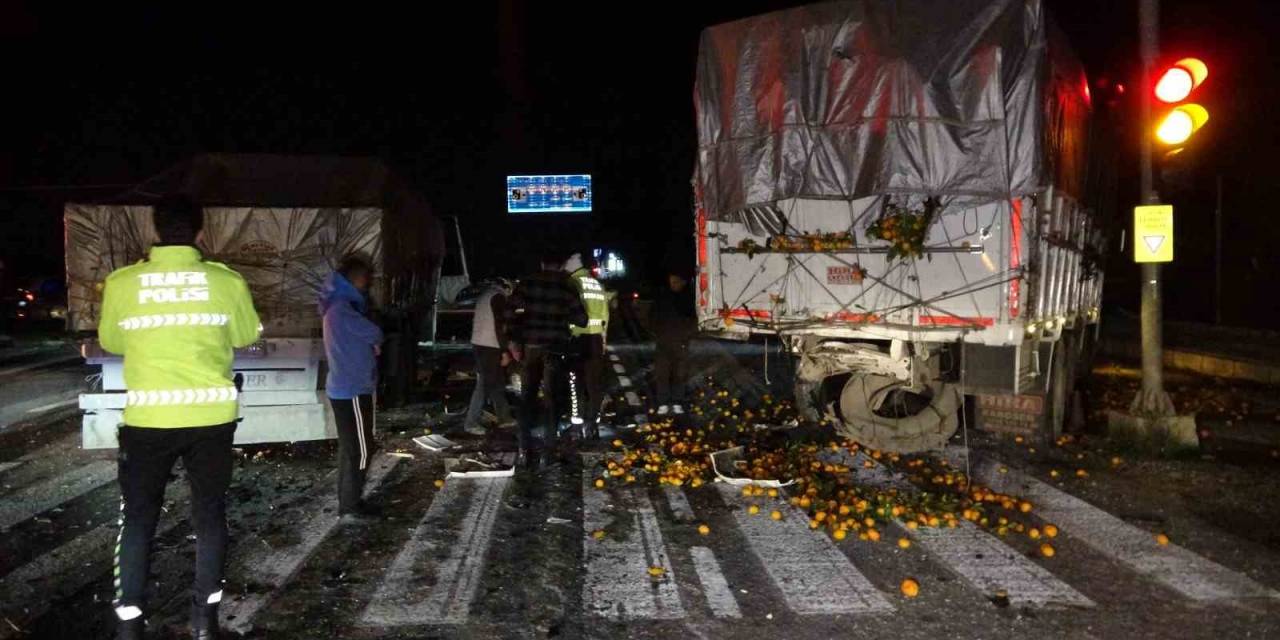 Kırmızı Işıkta Duran Mandalina Yüklü Kamyona Tır Çarptı, Kara Yolu Mandalina Bahçesine Dündü