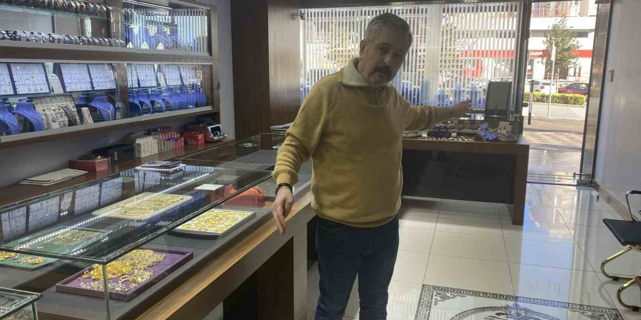 Büyükçekmece’de 2 Dakikada 12 Milyonluk Kuyumcu Vurgunu Kamerada