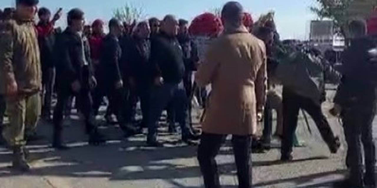 Malatyalı Şehidin Cenazesinde Chp’ye Tepki