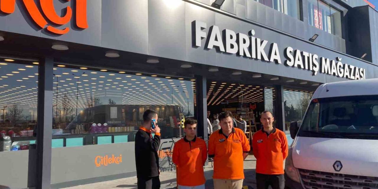 Fren Yerine Gaza Basan Şoför Mağazaya Daldı: 1 Yaralı