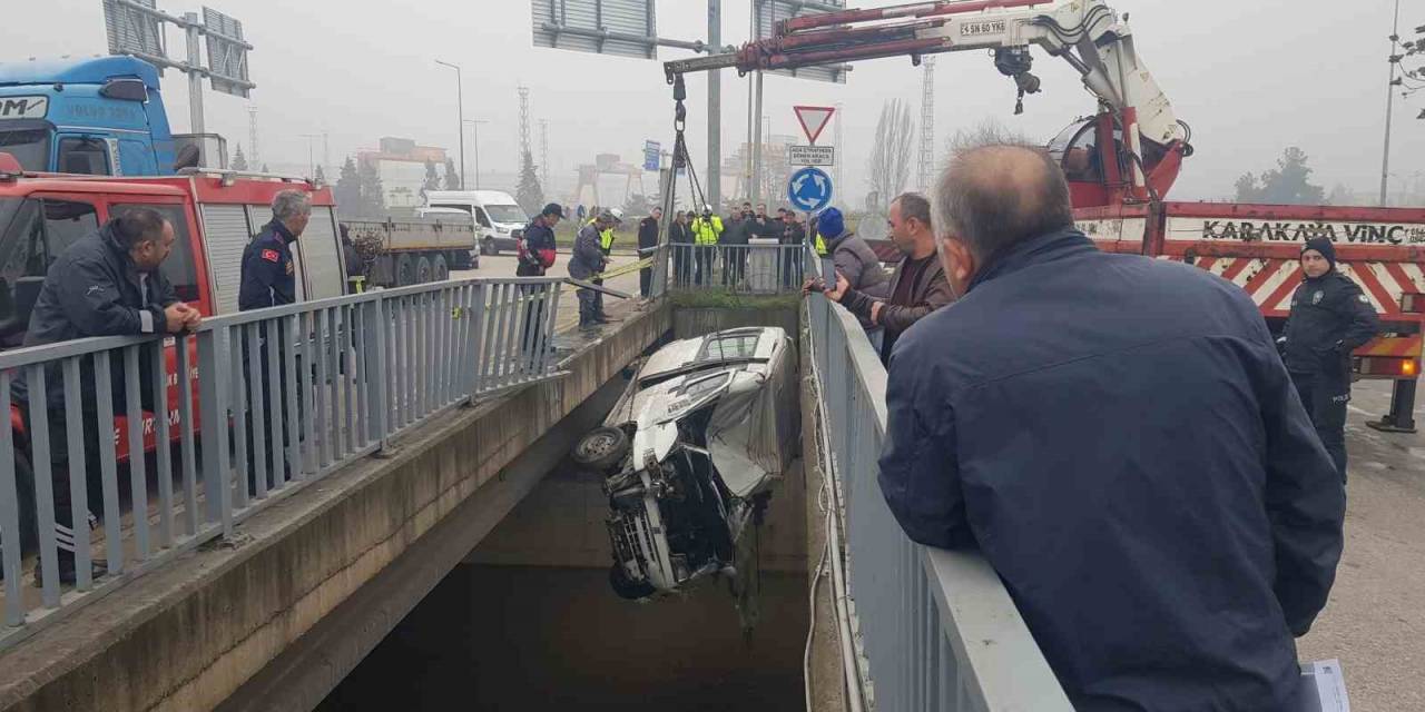 Araç Çayı’na Düşen Minibüs Vinç Yardımıyla Çıkarıldı