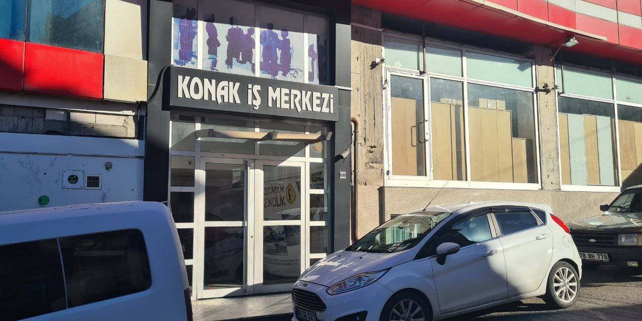 İşyerlerini Soymak İsteyen Hırsızlar, Kendilerini Kaydeden Güvenlik Kamerasını Da Çaldı