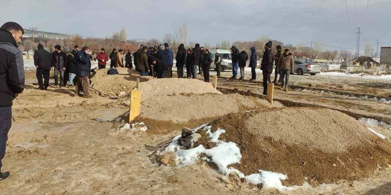 Ağrı’da Yol Açmaya Giden İş Makinasının Devrilmesi Sonucu Hayatını Kaybeden 4 Kişi Toprağa Verildi
