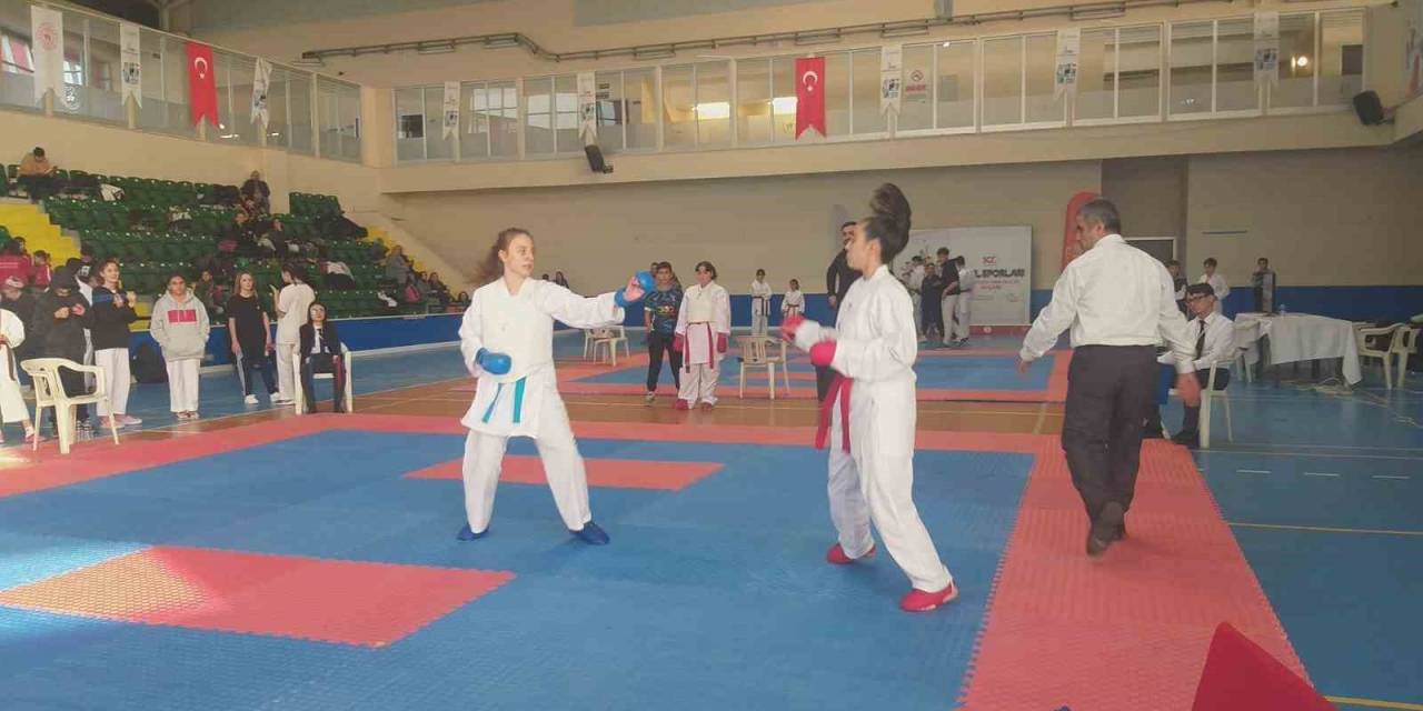 Burhaniyeli Karateciler Madalyalarla Döndü