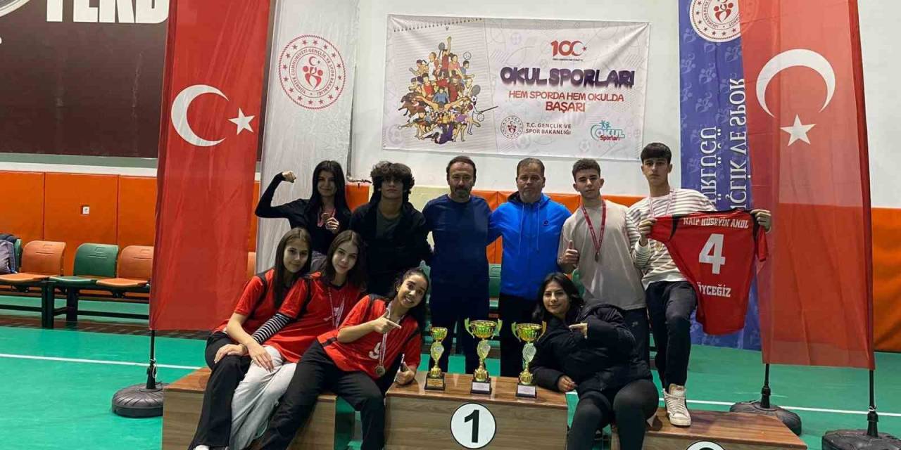 Floor Curling’e Köyceğiz Naip Hüseyin Anadolu Lisesi Damgası