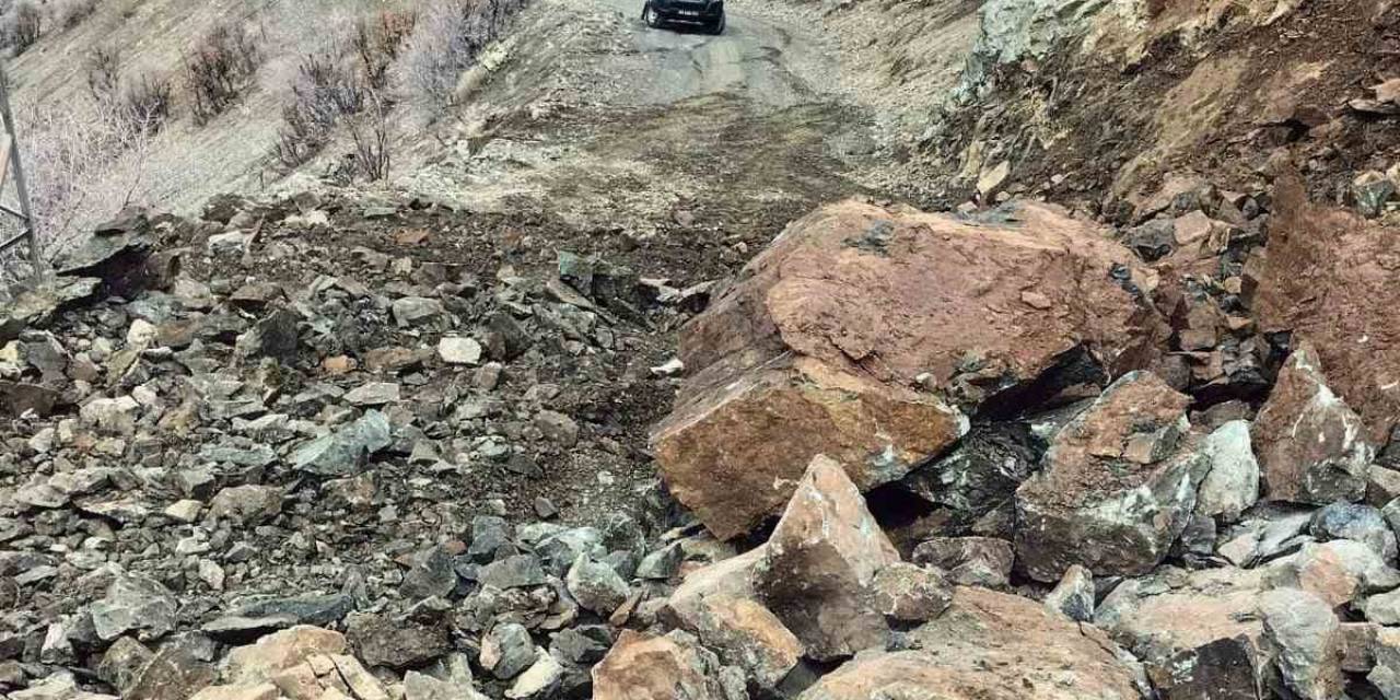 Siirt’te Heyelan Köy Yolunu Ulaşıma Kapattı