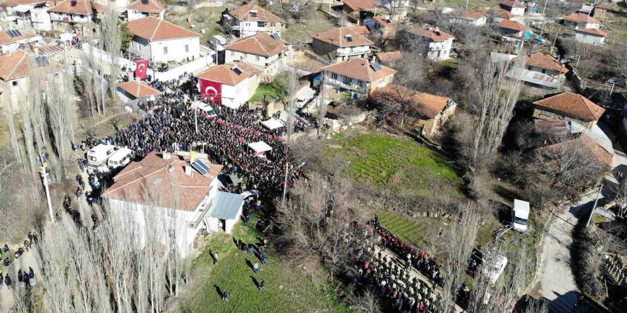 Şehidin Kız Kardeşi Ağabeyini Merasim Kılıcı İle Uğurladı