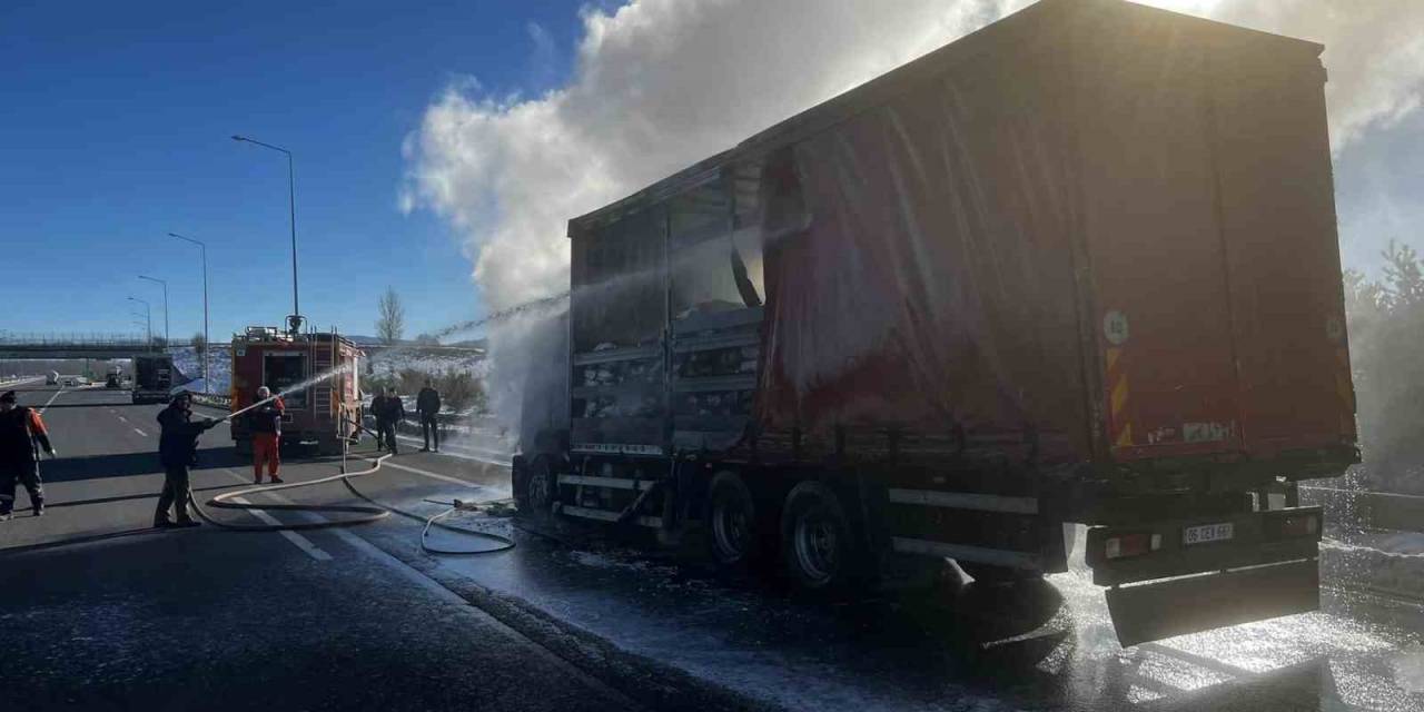 Çikolata Hammaddesi Taşıyan Kamyon Alev Alev Yandı