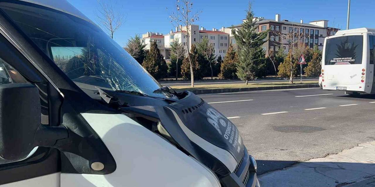 Yolun Karşısına Geçemedi: Minibüsün Çarptığı Adam Hayatını Kaybetti