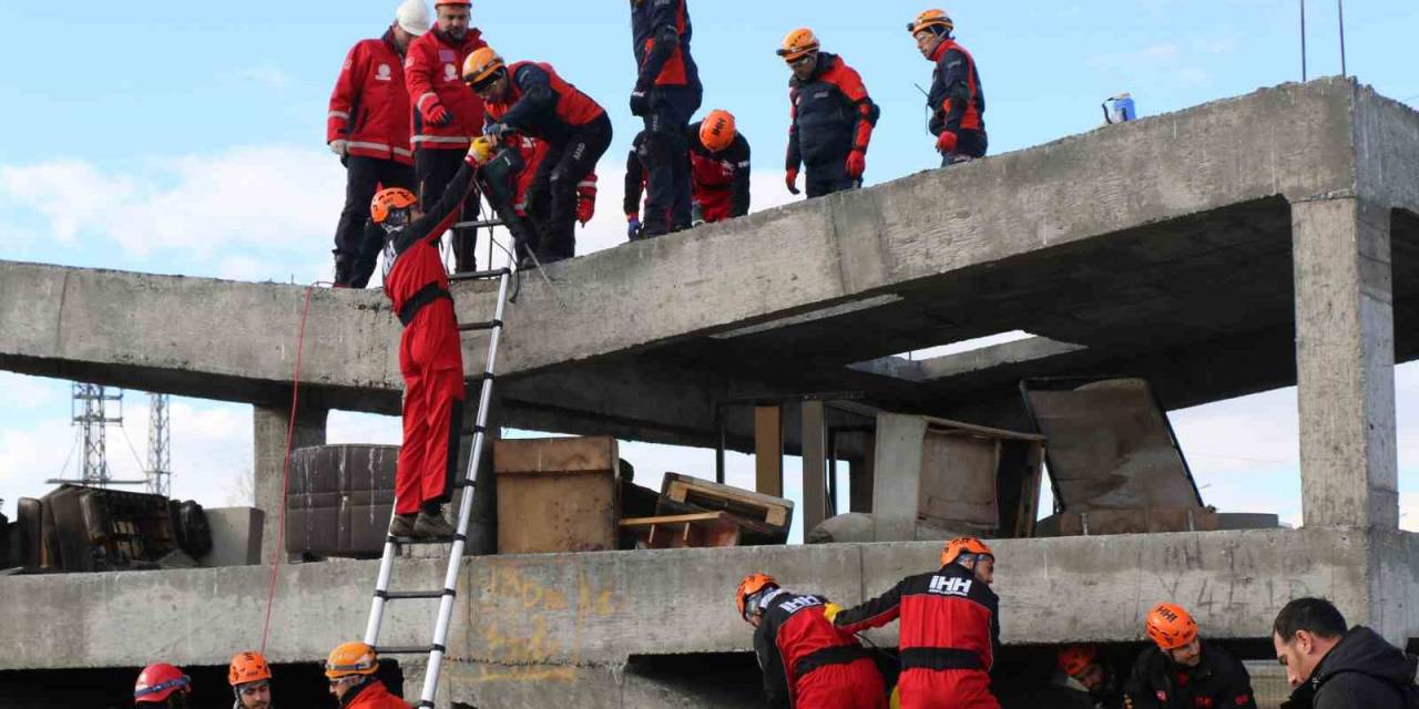 Erzincan’da Gerçeği Aratmayan Deprem Tatbikatı