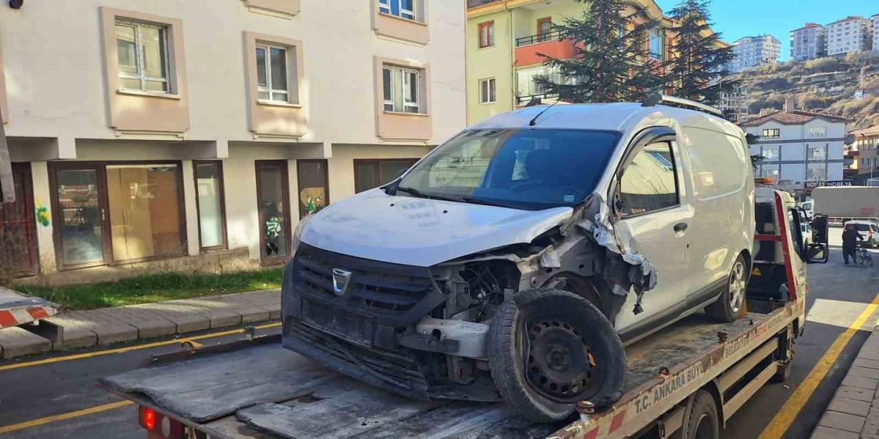 Ankara’da Asfalt Silindiri Yokuşta Kayarak 7 Araca Çarptı