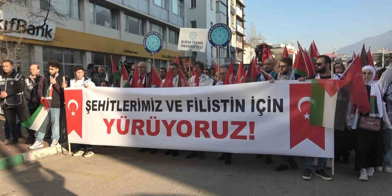 Bursa’da Üniversite Öğrencileri Şehitler Ve Filistin İçin Yürüdü