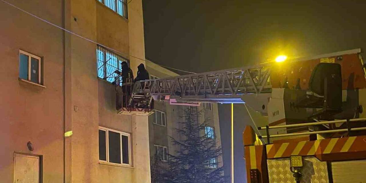 Evde Kilitli Kalan Çocukları İtfaiye Kurtardı