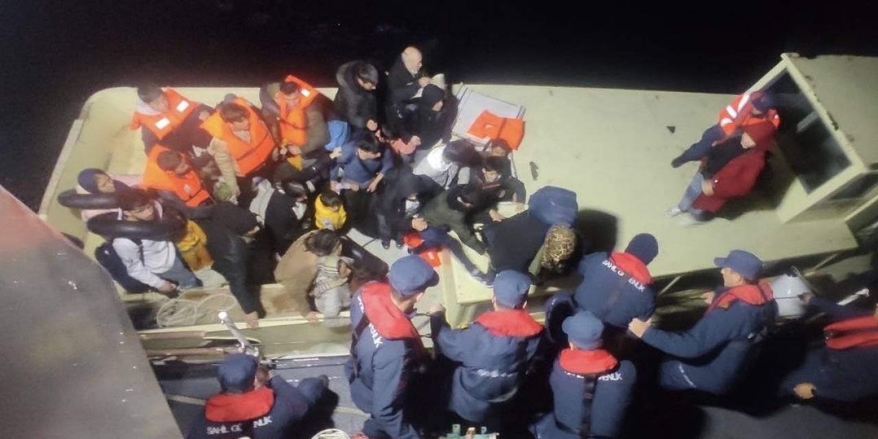 Ayvacık Açıklarında Teknede 44 Kaçak Göçmen İle 1 Göçmen Kaçakçısı Yakalandı