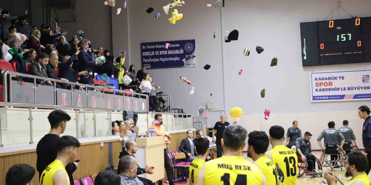 Depremzede Çocuklar İçin Parkeyi Oyuncak Yağmuruna Tuttular