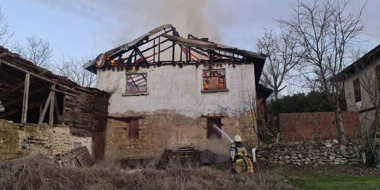 Karabük’te İki Katlı Ev Yandı