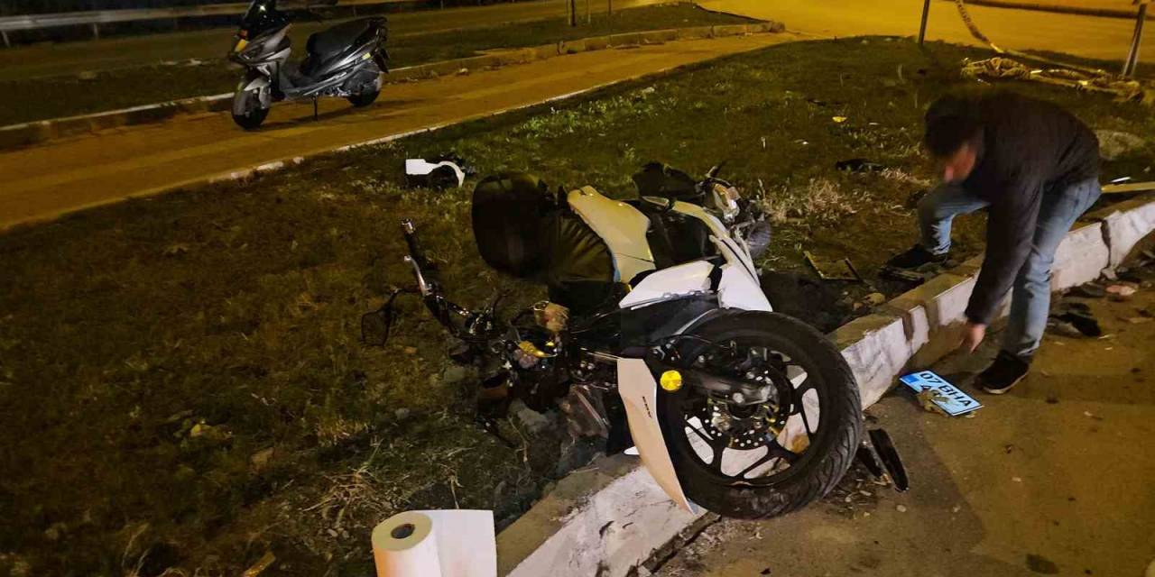 Kontrolden Çıkan Motosiklet Refüje Çarptı: 1 Ağır Yaralı