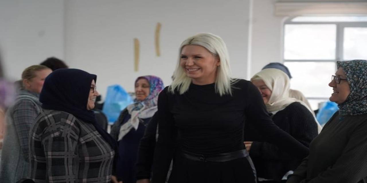 Dikiş Kursunda Ki Kadınlara İlham Oluyor