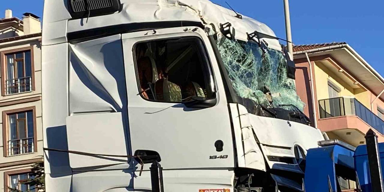 Kontrolden Çıkan Tır Ağaca Çarptı: 1 Yaralı