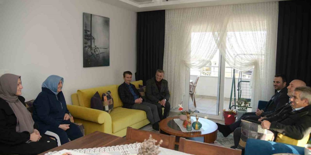 Başkan Özlü, Umre’den Dönen Vatandaşları Ziyaret Etti