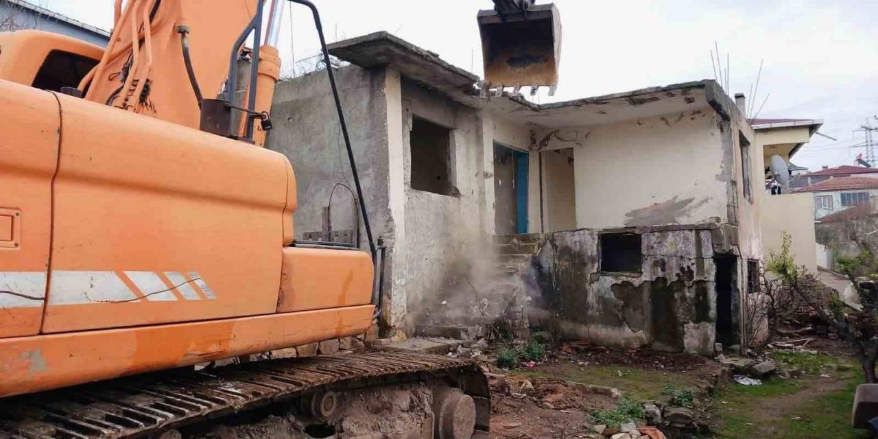 Körfez’de Tehlike Arz Eden Binalar Yıkıldı