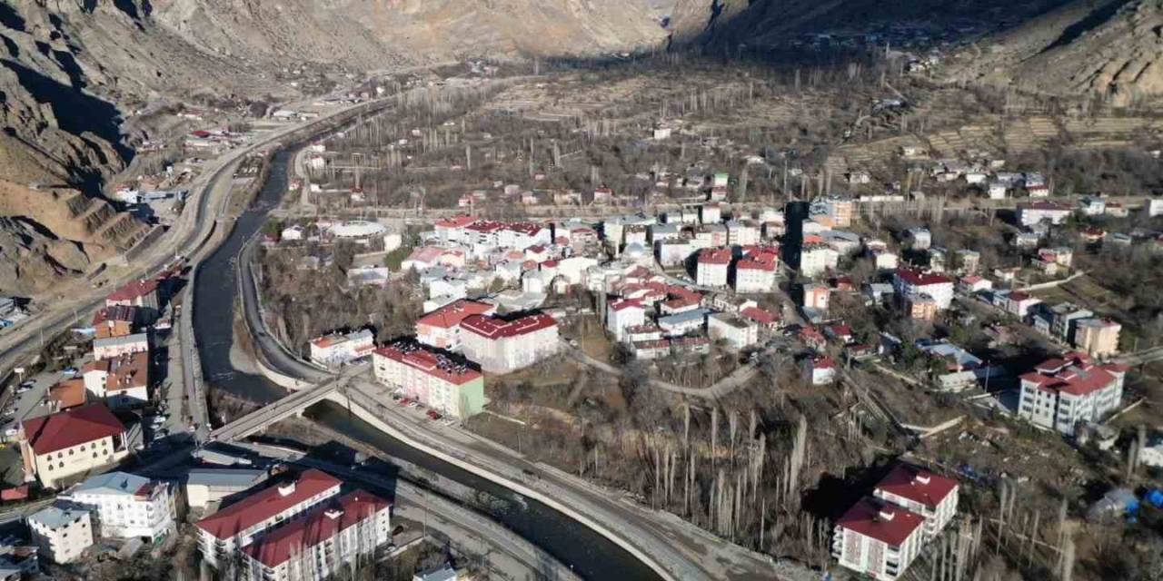 Erzurum’da Kış, Uzundere’de Sonbahar Esintisi Yaşanıyor