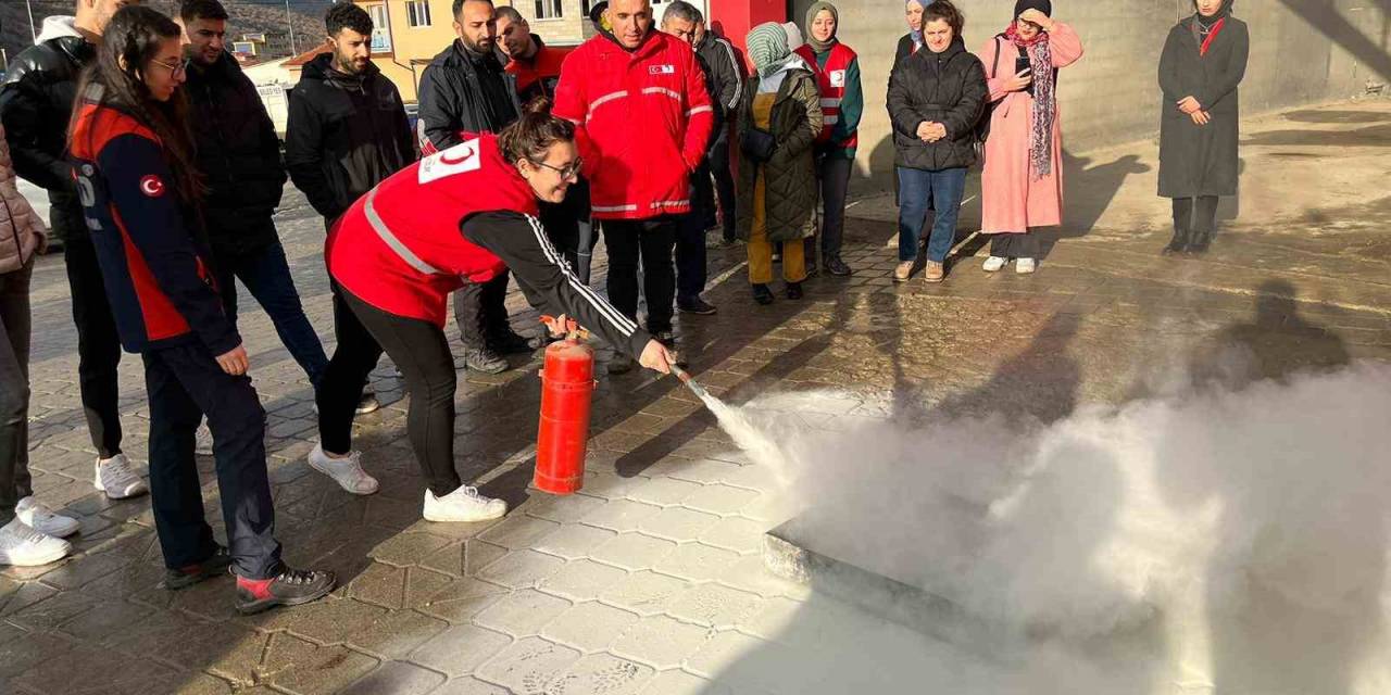 Akdağmadeni Türk Kızılay Personeline Hafif Arama Kurtarma Eğitimi Verildi