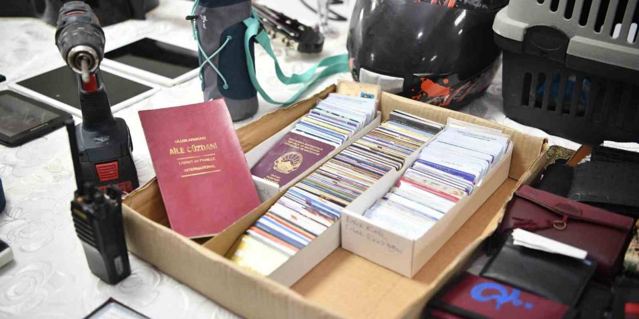 Evlilik Cüzdanını Tramvayda Unuttu