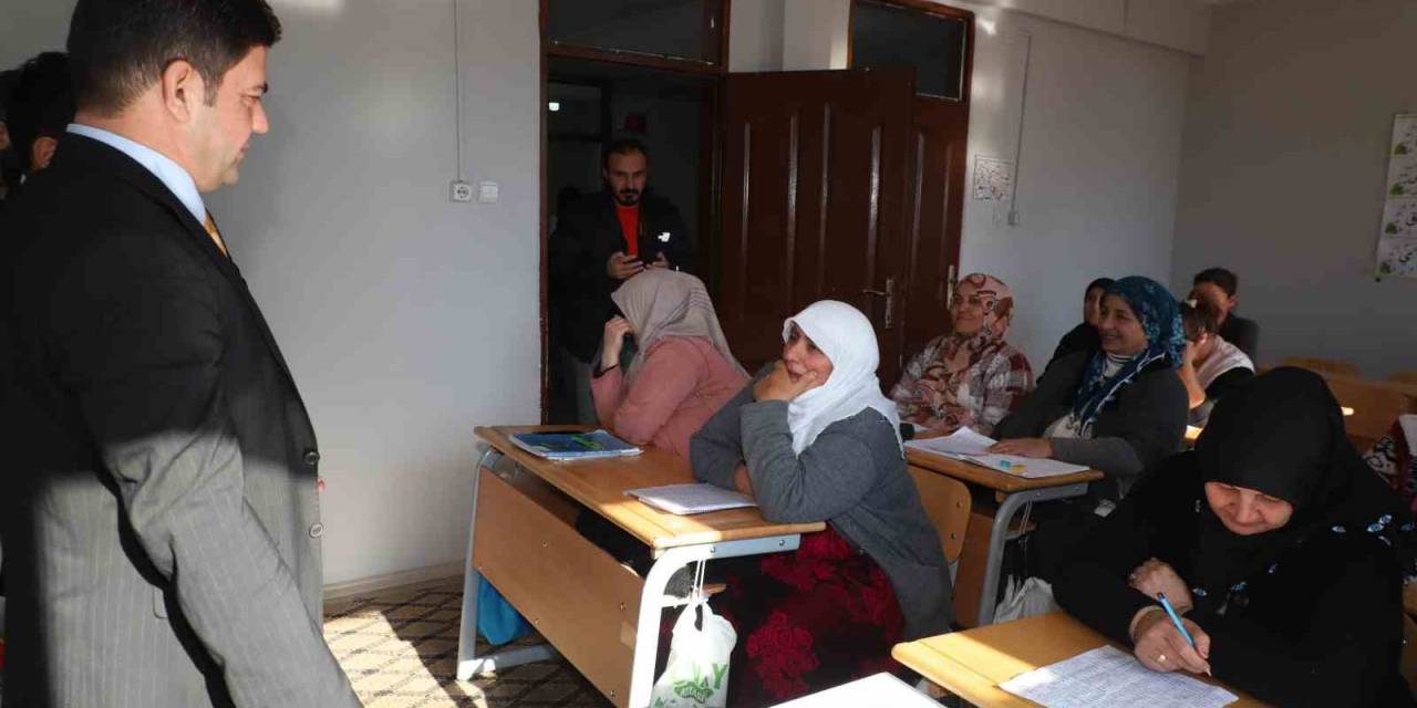 65 Yaşındaki Anne Okuma-yazma Öğreniyor