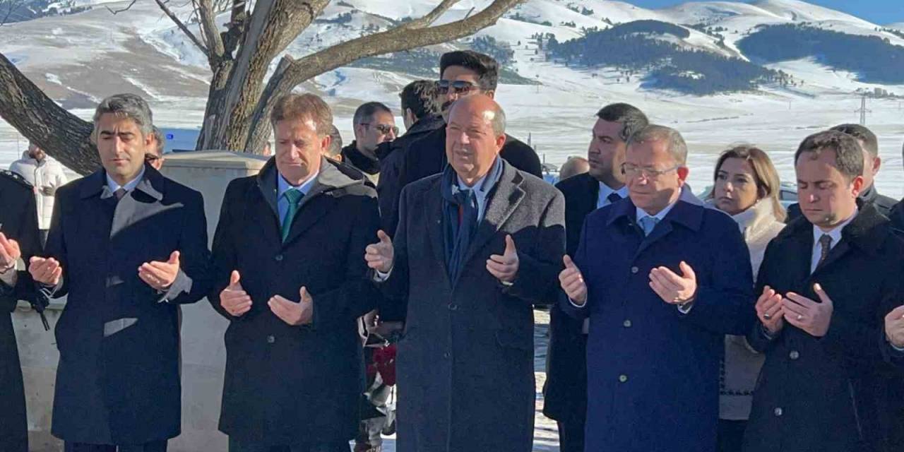 Kktc Cumhurbaşkanı Ersin Tatar’dan Şehitlik Ziyareti