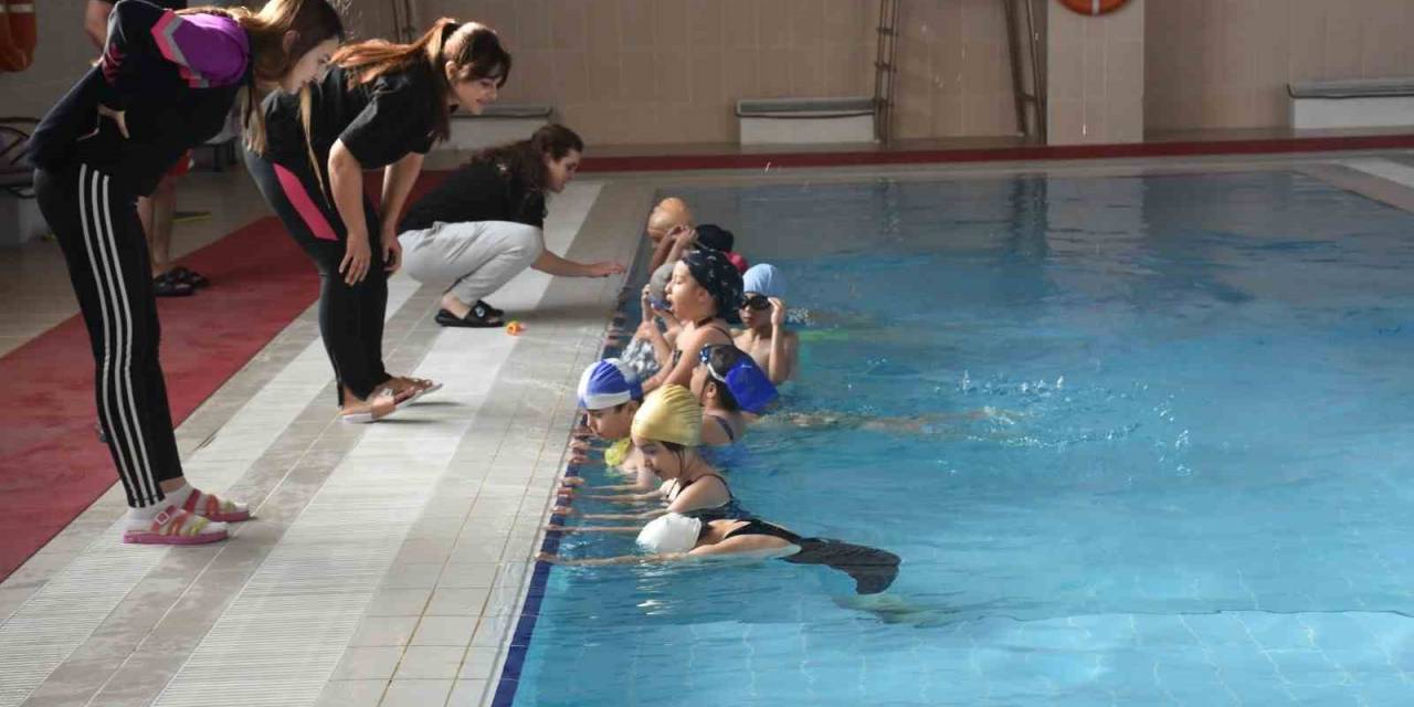 15 Bin Öğrenciye Yüzme Kursu Verildi