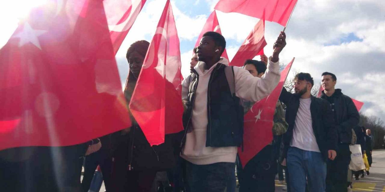 Yüzlerce Öğrenci Şehit Düşen 12 Kahraman Asker İçin Yürüdü