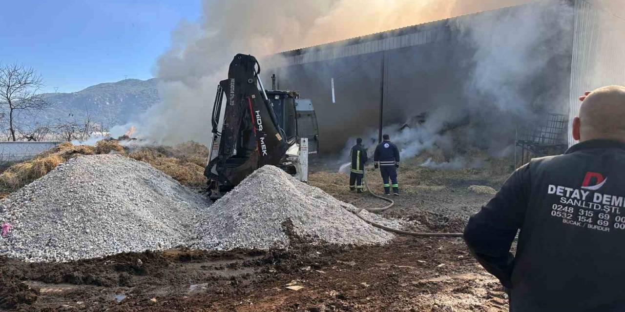 Burdur’da Elektrik Kaçağından Çıkan Yangında 15 Ton Saman Balyası Kül Oldu