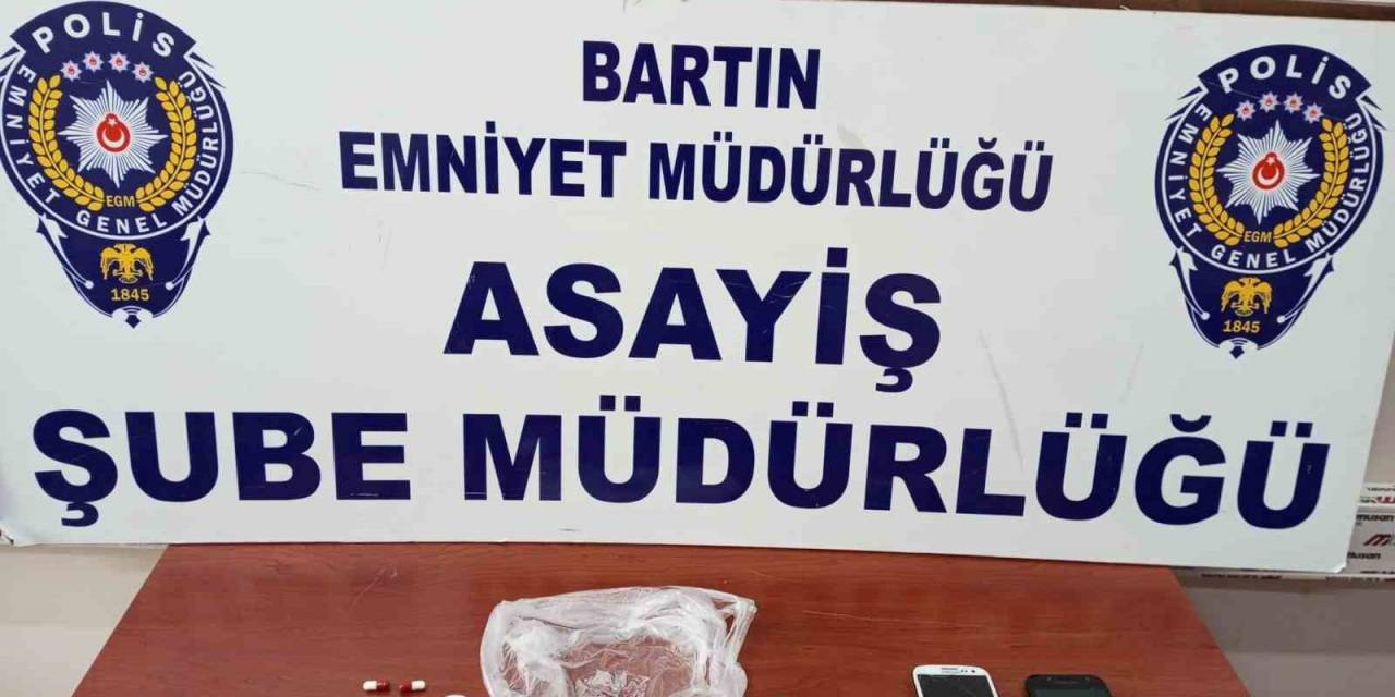 Polisi Görünce Ağzına Bir Madde Atıp Kaçtı, Uyuşturucu Kullanma Aparatını Kırarken Yakalandı