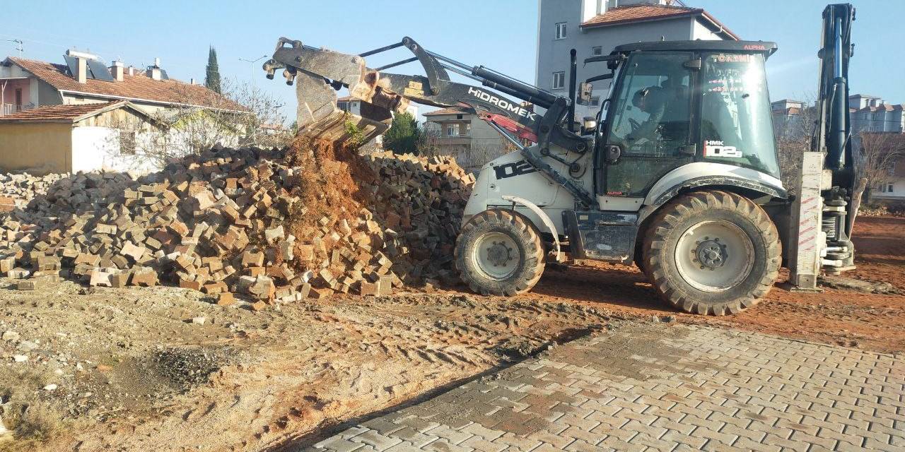 Osmancık’ta Bir Garip Olay: Sokaklara Döşenen Kaldırım Taşları Kepçe İle Söküldü