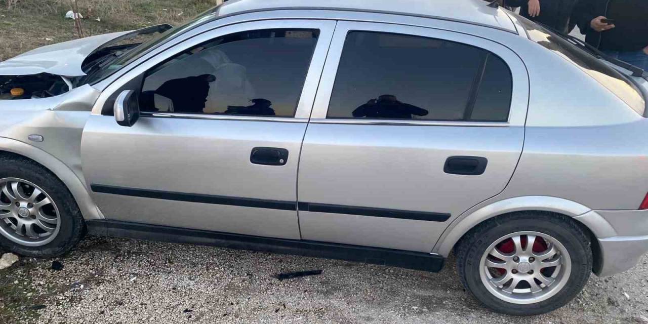 Burdur’da İki Otomobil Çarpıştı, 3 Kişi Yaralandı