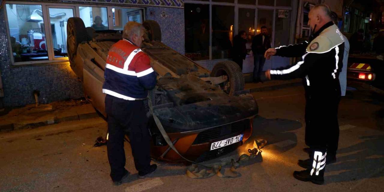 Park Halindeki Araca Çarpan Otomobil Devrildi: O Anlar Kamerada