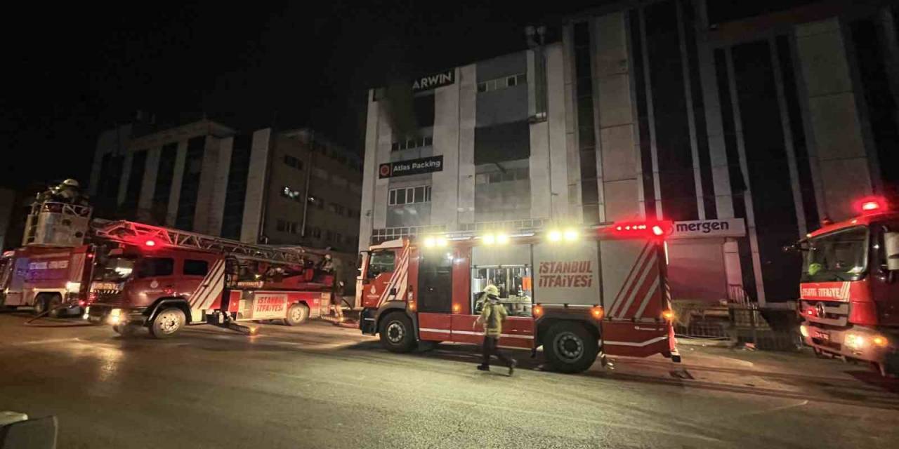 Beylikdüzü’nde Boya Atölyesinde Korkutan Yangın