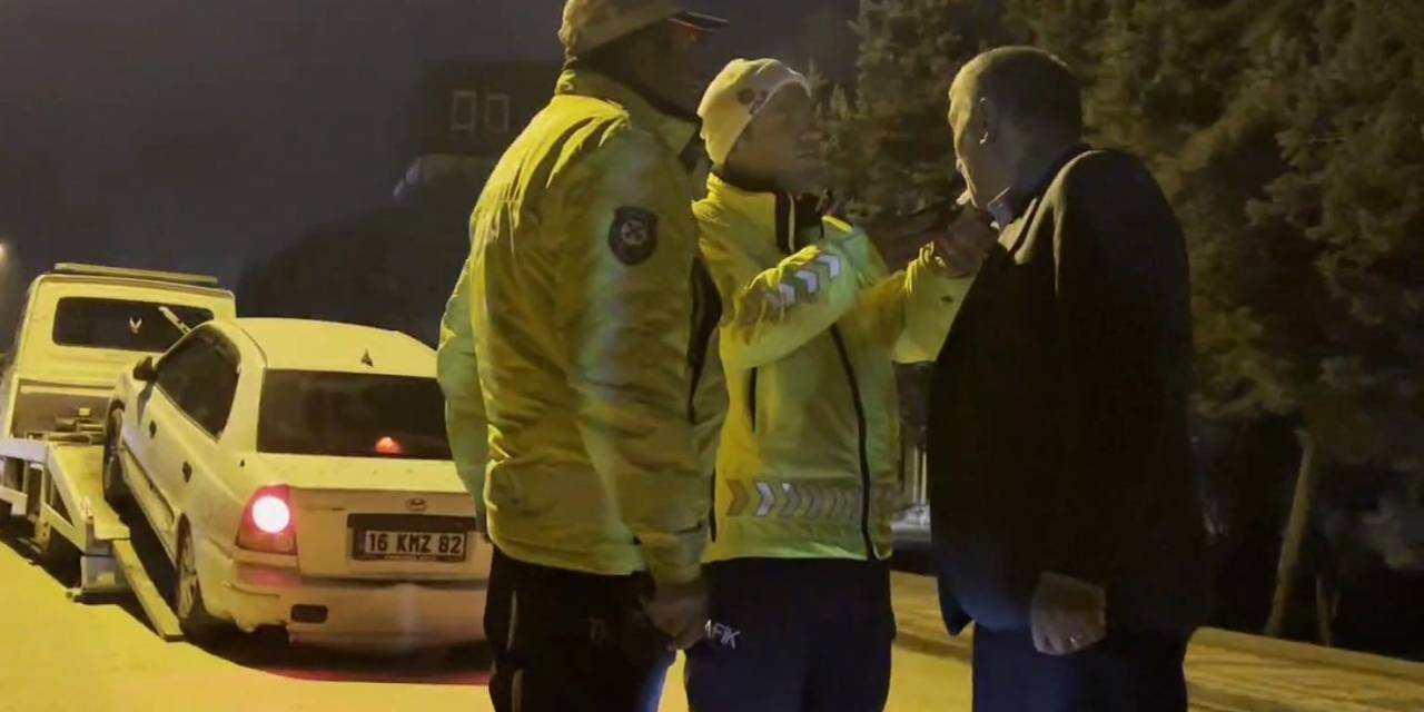 Polis Ekipleri Alkollü Sürücüyü Polis Otosuna Bindirmek İçin Ter Döktü