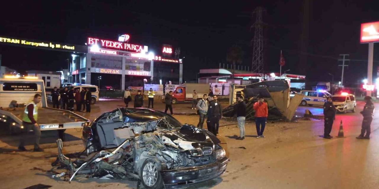 Adana’da Otomobil İle Kamyonet Çarpıştı: 1 Ölü, 3 Yaralı