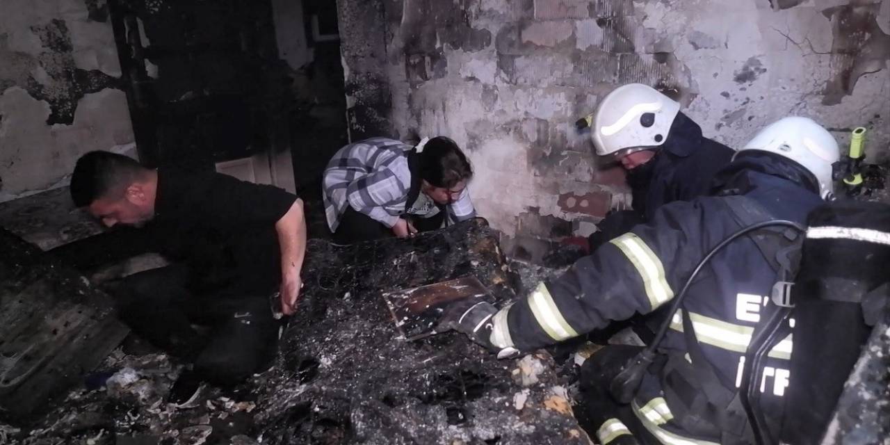 Küle Dönen Evde, Ölen 3 Çocuğunun Hatıralarını Gözyaşlarıyla Aradılar