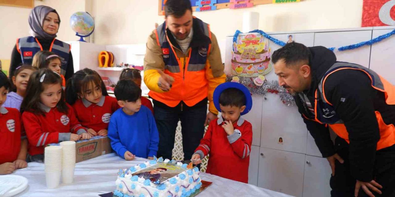 Afad Gönüllüleri’nden Depremzede Yiğit Buğra’ya Sürpriz Kutlama