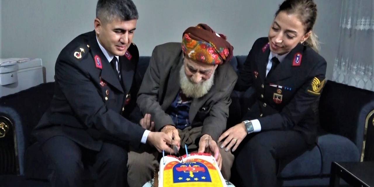 Jandarma, Cumhuriyet İle Yaşıt Olan Dedeyi Evinde Ziyaret Ederek Doğum Gününü Kutladı