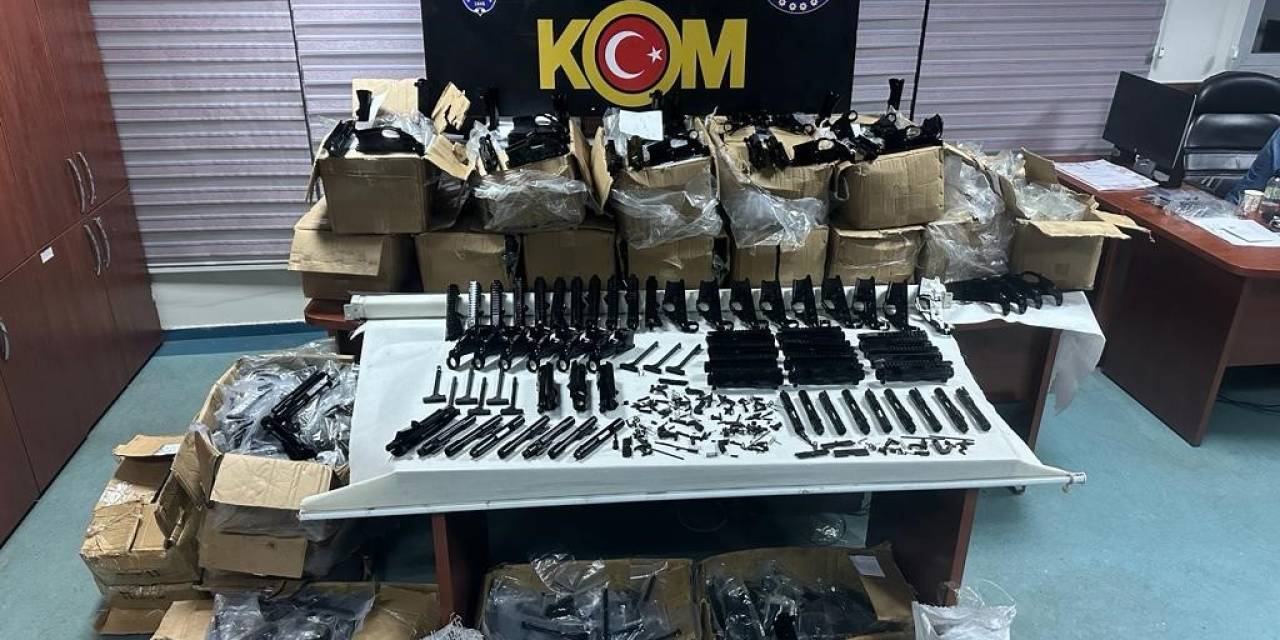 Tır İçerisinde Silah Yapımında Kullanılan 2 Bin 420 Parça Malzeme Ele Geçirildi