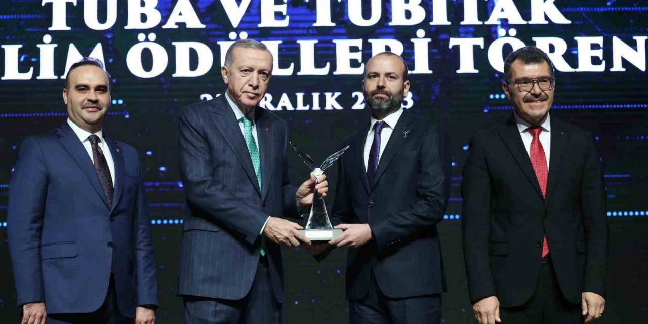 İzmir Ekonomili Profesöre ‘Tübitak’ Gururu