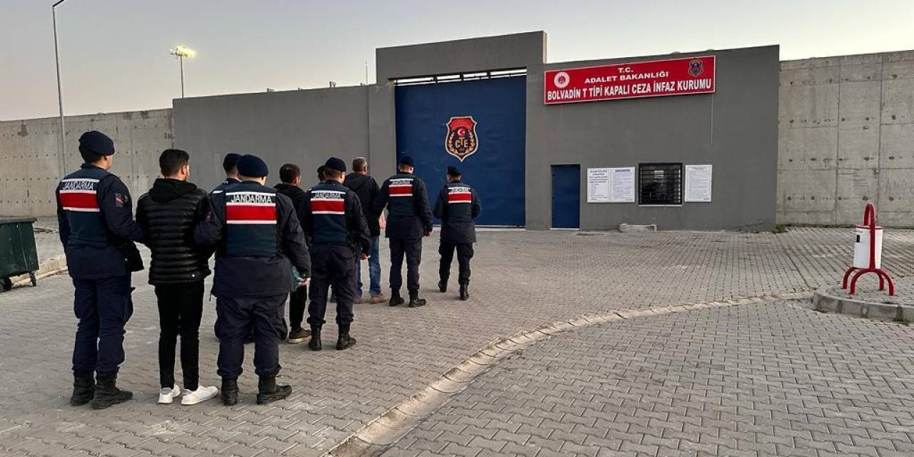 Haklarında Hapis Kararı Bulunan 3 Kişiyi Jandarma Yakaladı