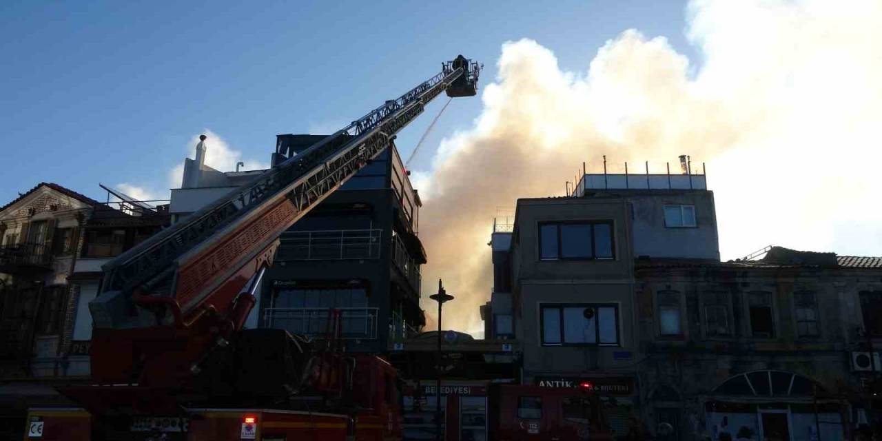Çanakkale’de Barlar Sokağında Çıkan Yangın Korkuttu